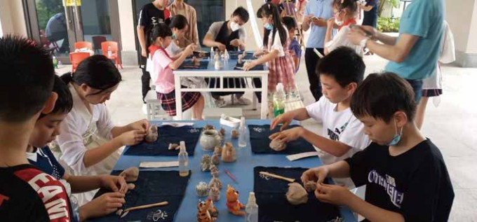 学生在校园非遗课程中体验陶塑与手作