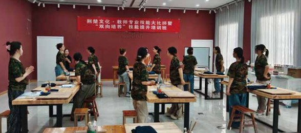 教师在专题培训课堂中参与教学研修