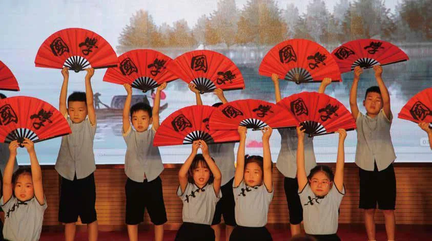 学生在校园文化活动中展示书法团扇