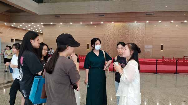 研学参访者在展馆内聆听讲解并交流