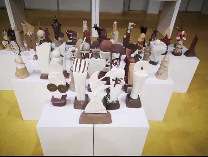 陶艺雕塑作品集中陈列在白色展台上