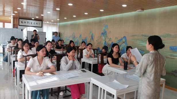 培训课堂中讲师面向参训者进行讲解与交流