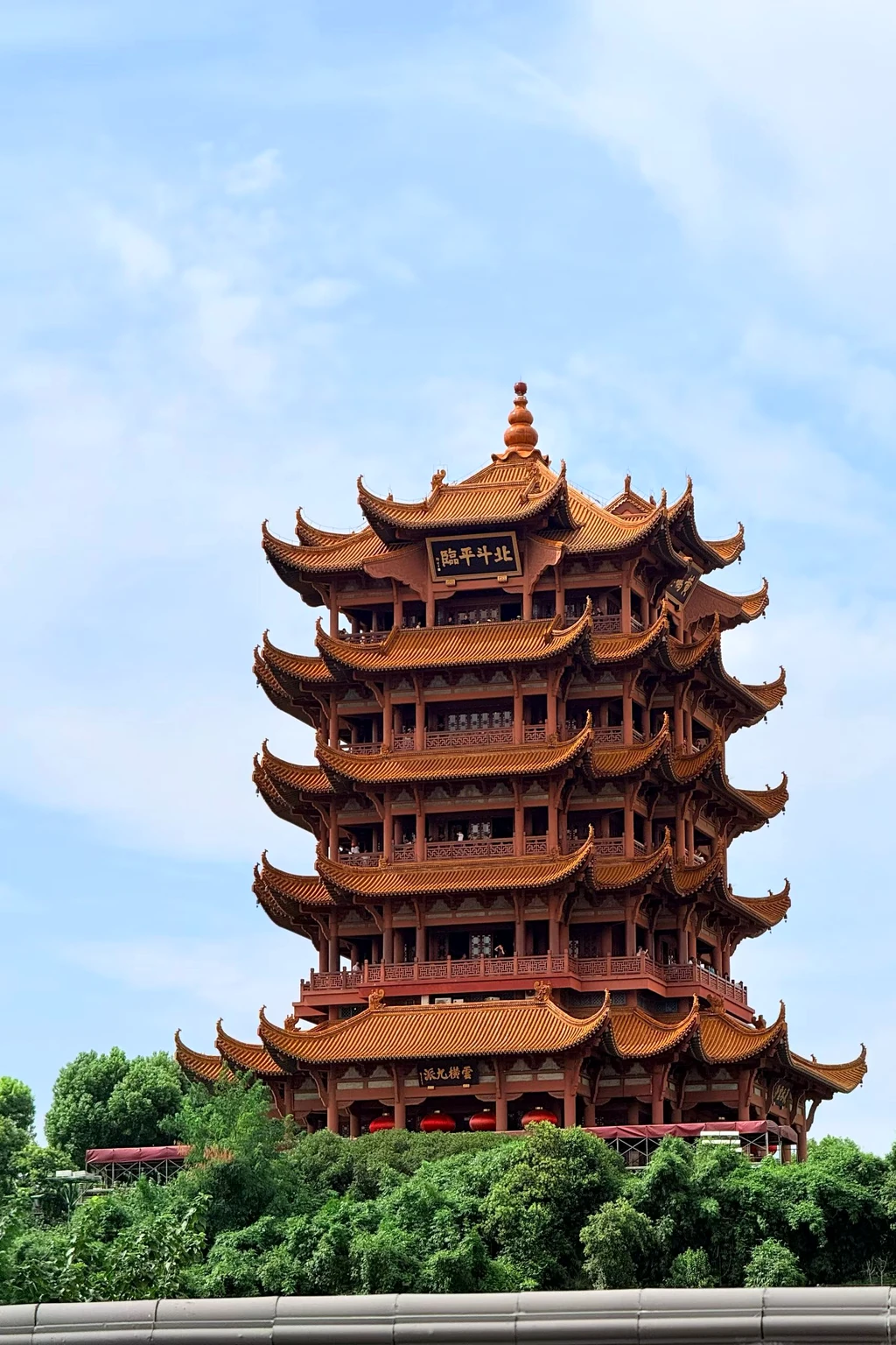 晴朗天空下实景拍摄的武汉黄鹤楼