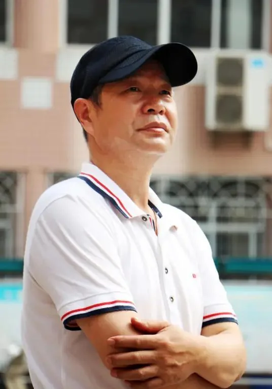 版画家、美术教育家朱公瑾肖像